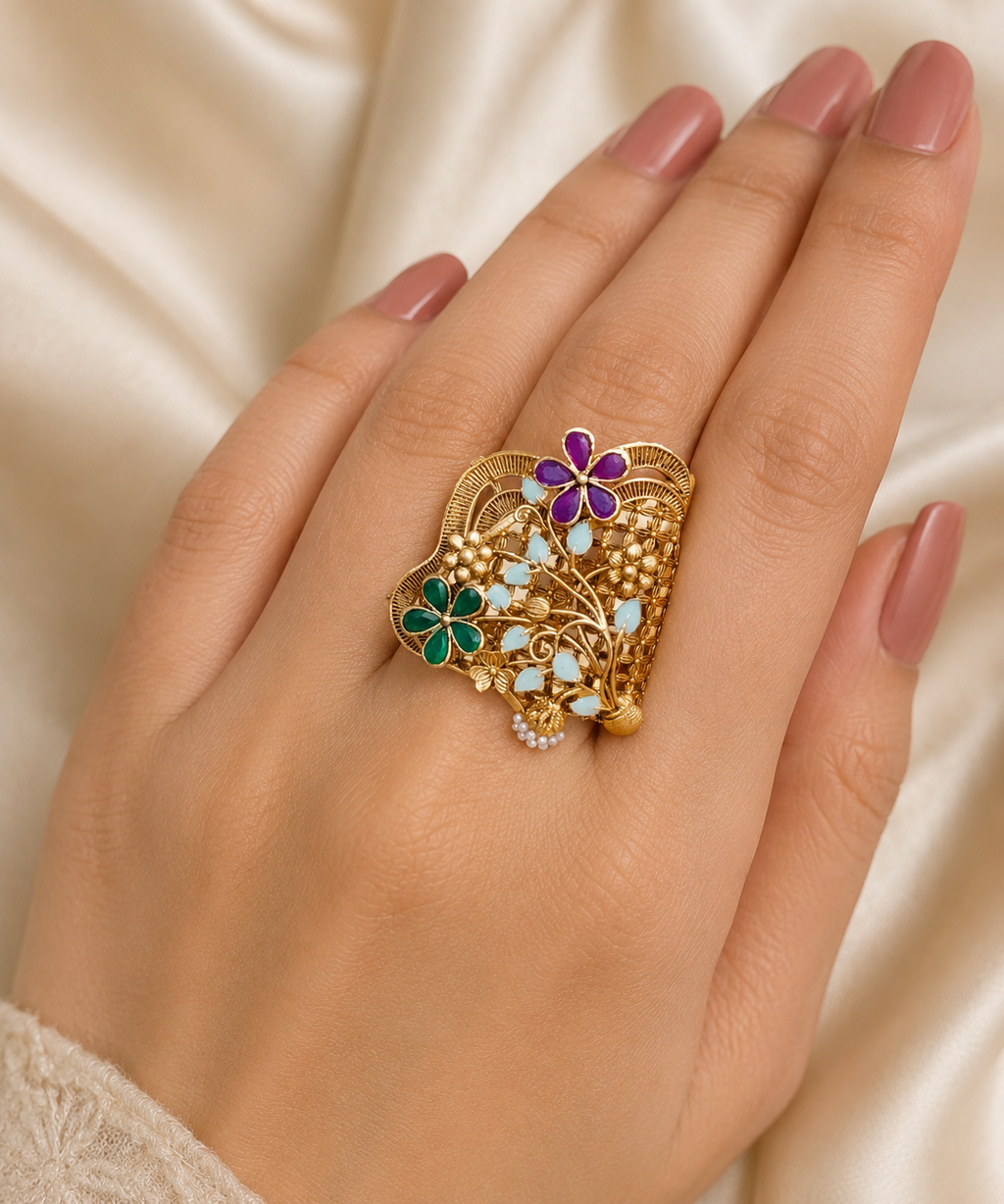 Antique gold-plated floral lattice cocktail ring