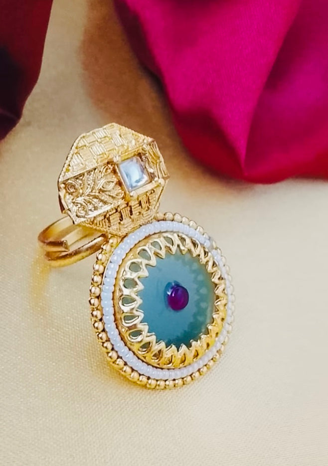 Antique gold-plated geometric shield cocktail ring