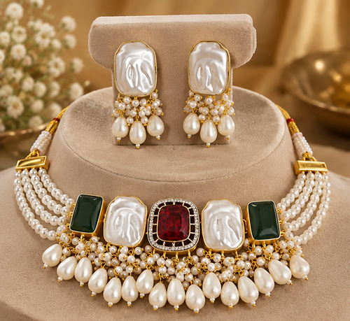 Big pearl choker with clustered pearl drops