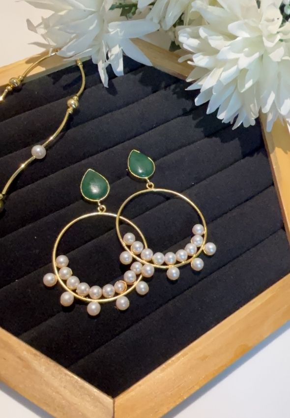 Hoop green stone and white pearl earring