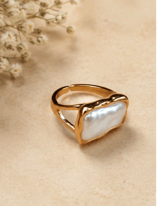 French-vintage style gold-framed rectangular baroque pearl ring