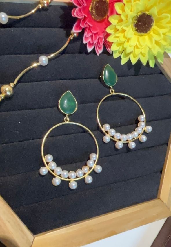 Hoop green stone and white pearl earring