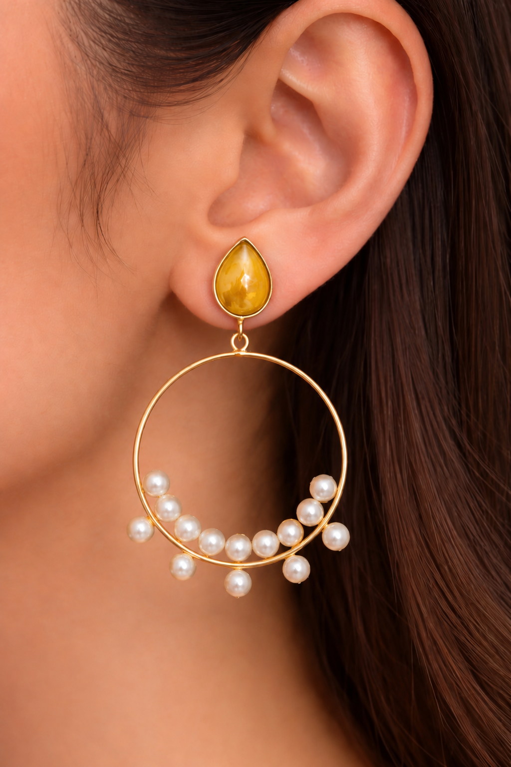 Hoop green stone and white pearl earring