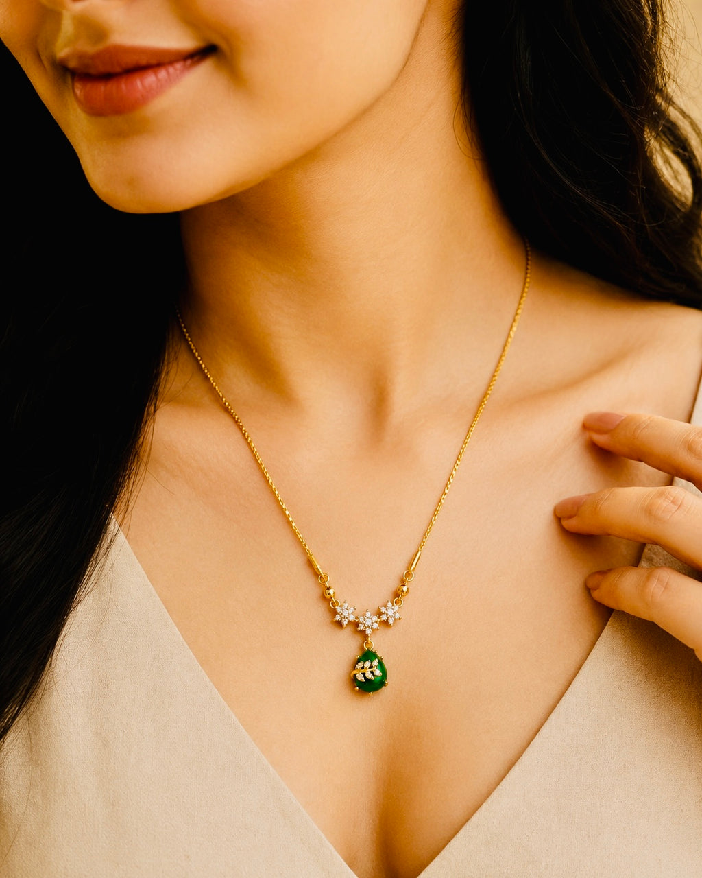 Elegant floral-themed gold short necklace