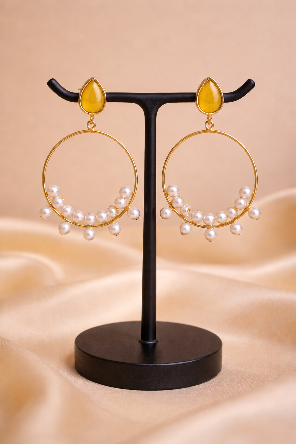 Hoop green stone and white pearl earring