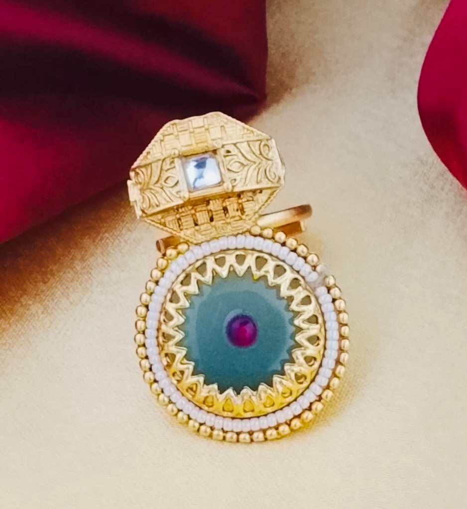 Antique gold-plated geometric shield cocktail ring