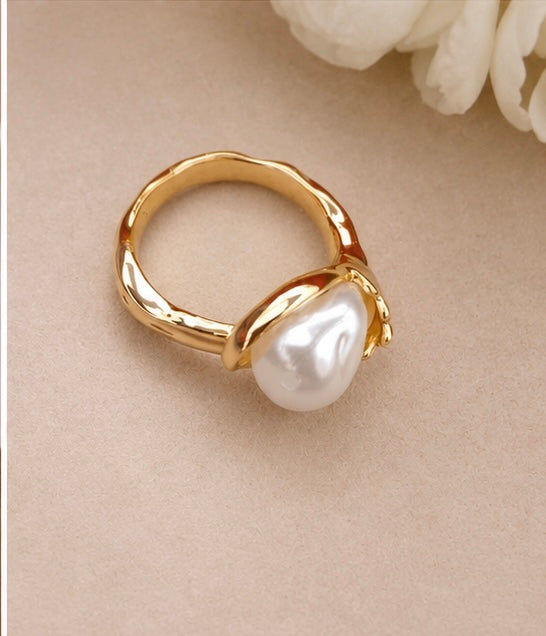 Vintage-style gold baroque pearl cocktail ring