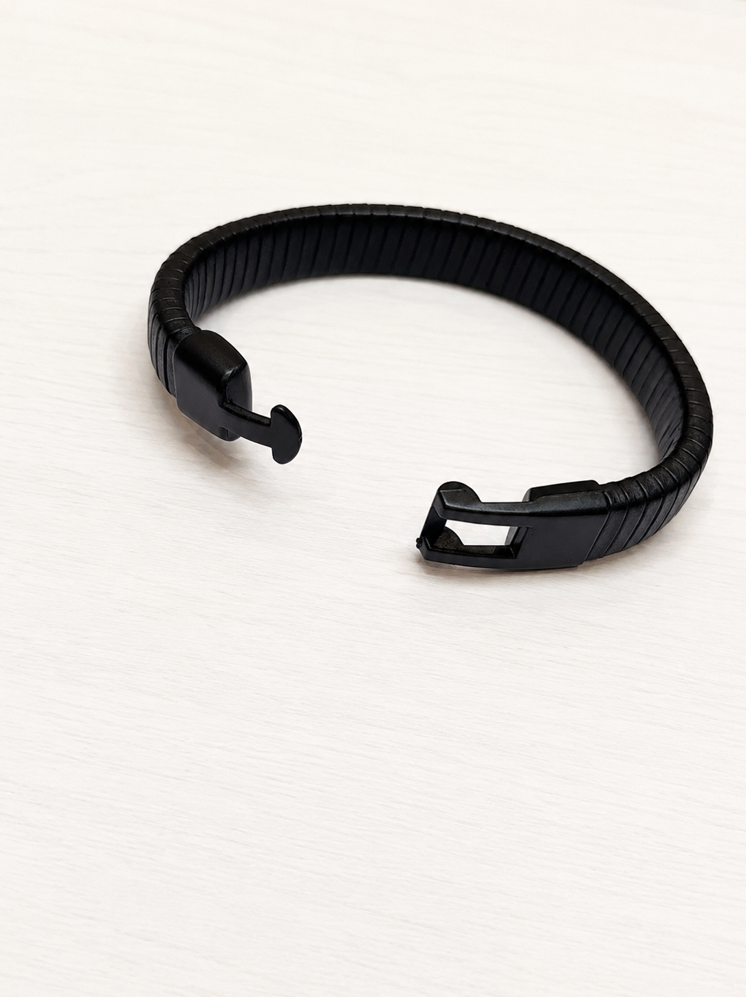 Monochrome matte black link bracelet