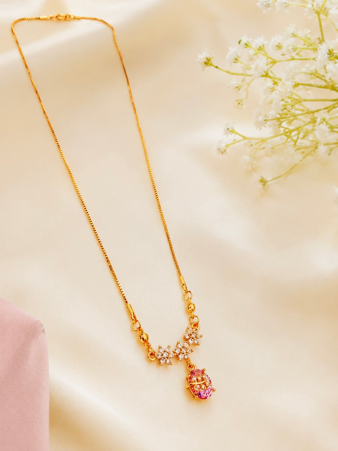 Elegant floral-themed gold short necklace
