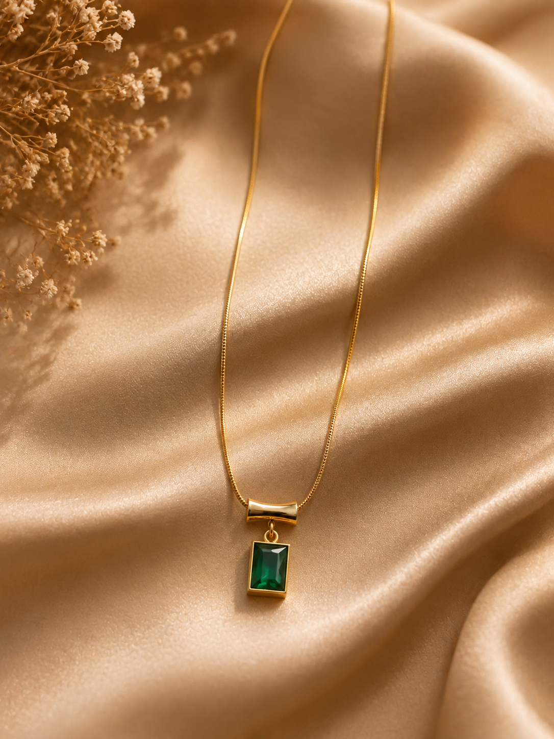 Elegant Emerald Green Baguette Pendant Necklace