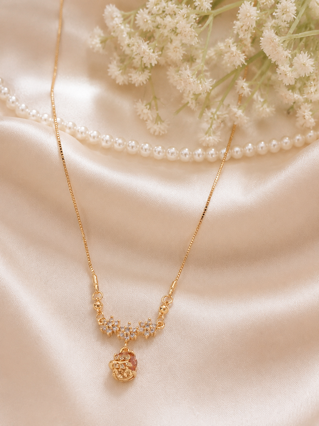 Elegant floral-themed gold short necklace