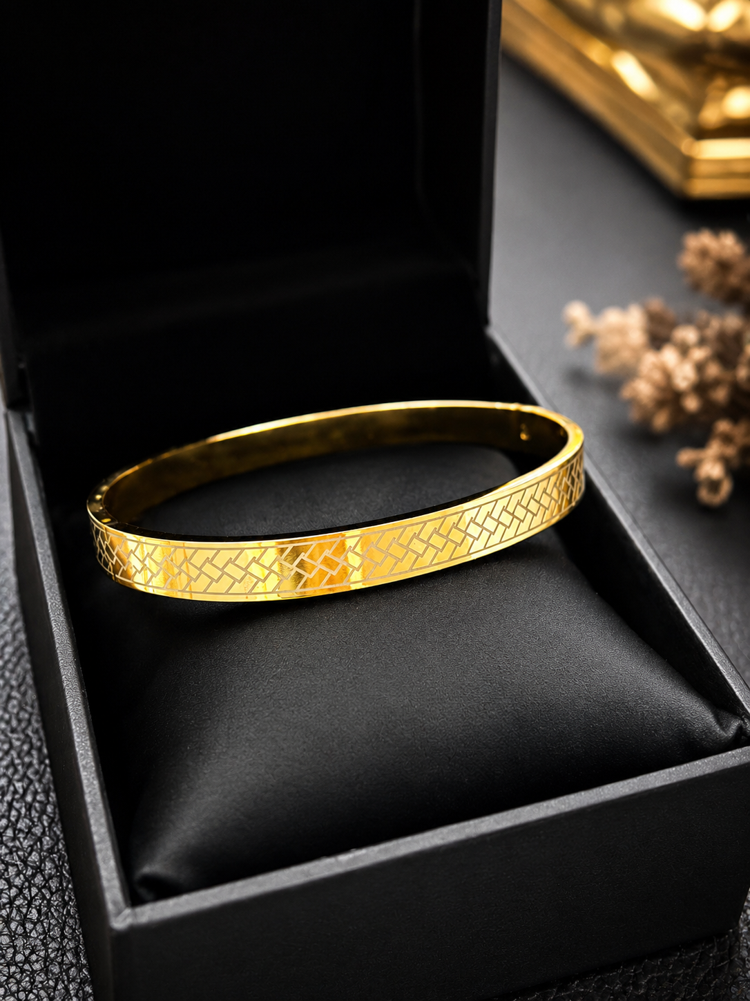 Exquisite yellow gold cutout lattice men's bracelet