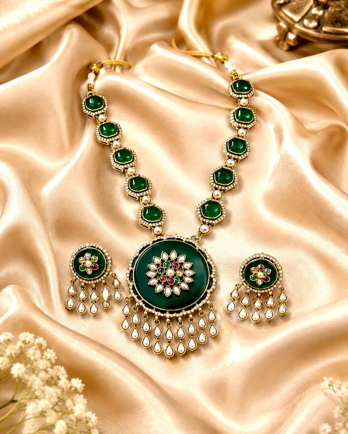 Antique Gold Kundan Meenakari Emerald Green Pendant Necklace Set