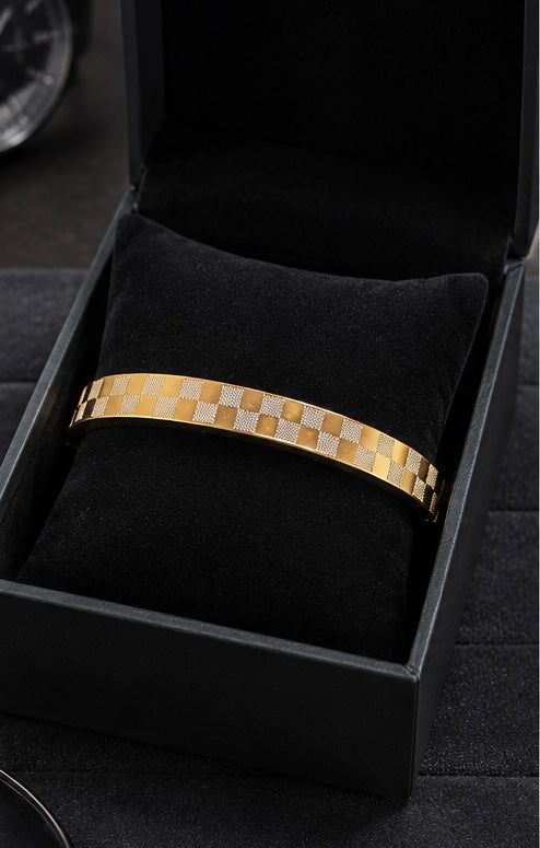 Contemporary yellow gold checkerboard men's bracelet