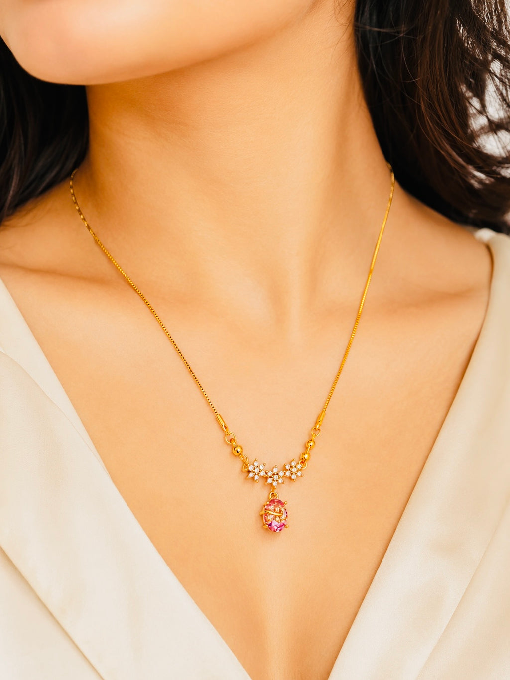 Elegant floral-themed gold short necklace