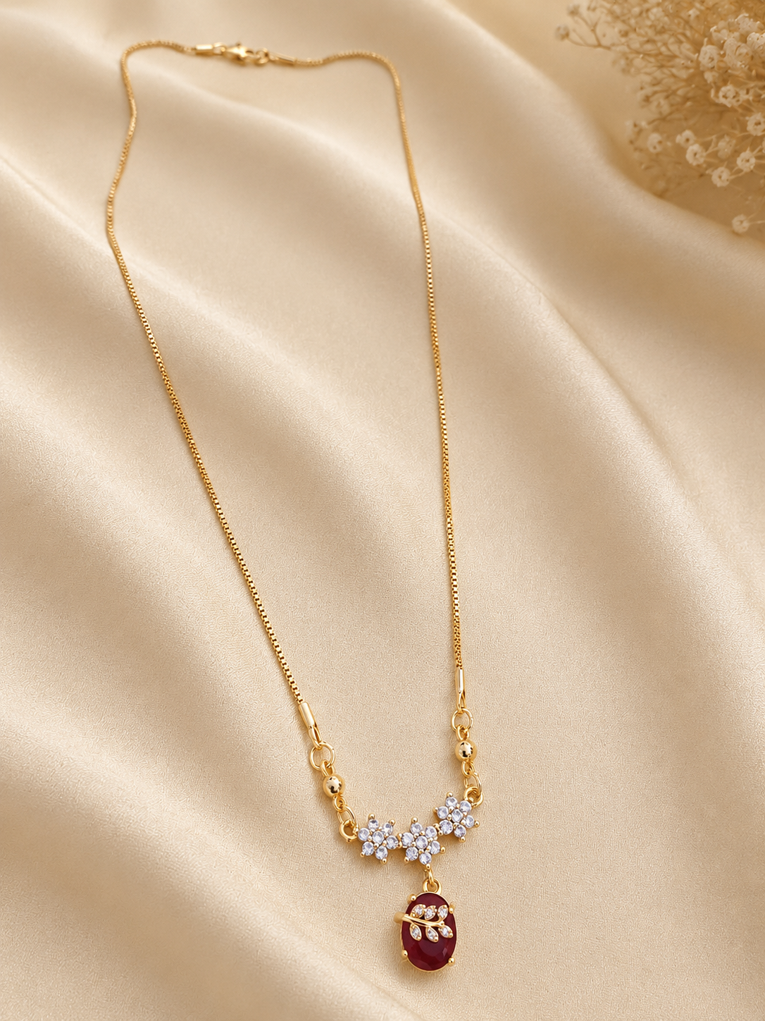 Elegant floral-themed gold short necklace