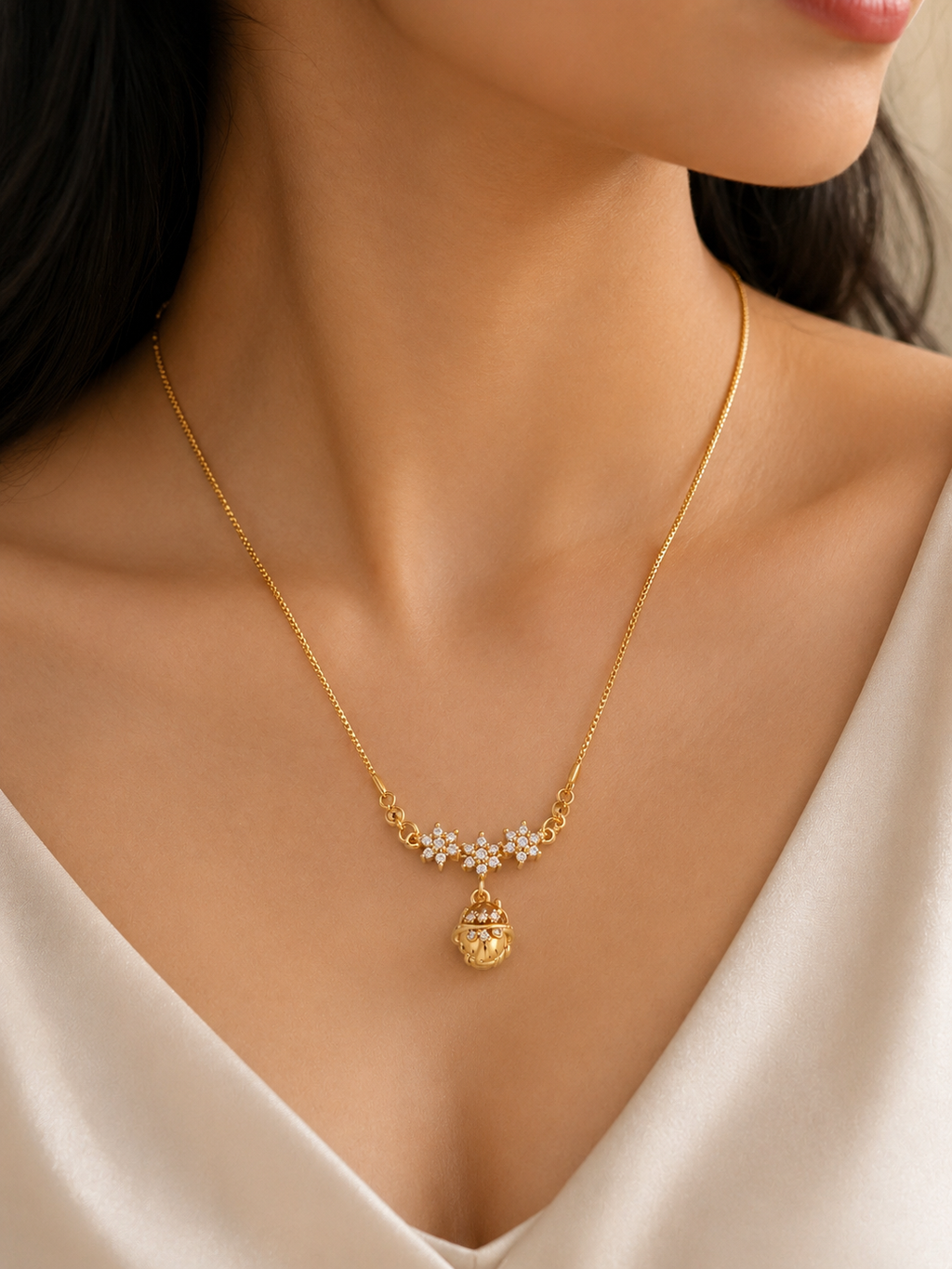 Elegant floral-themed gold short necklace