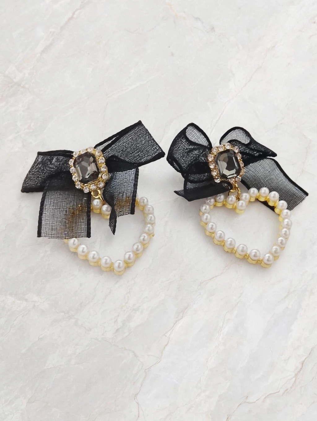 Korean-style black ribbon bow and pearl heart dangle earrings