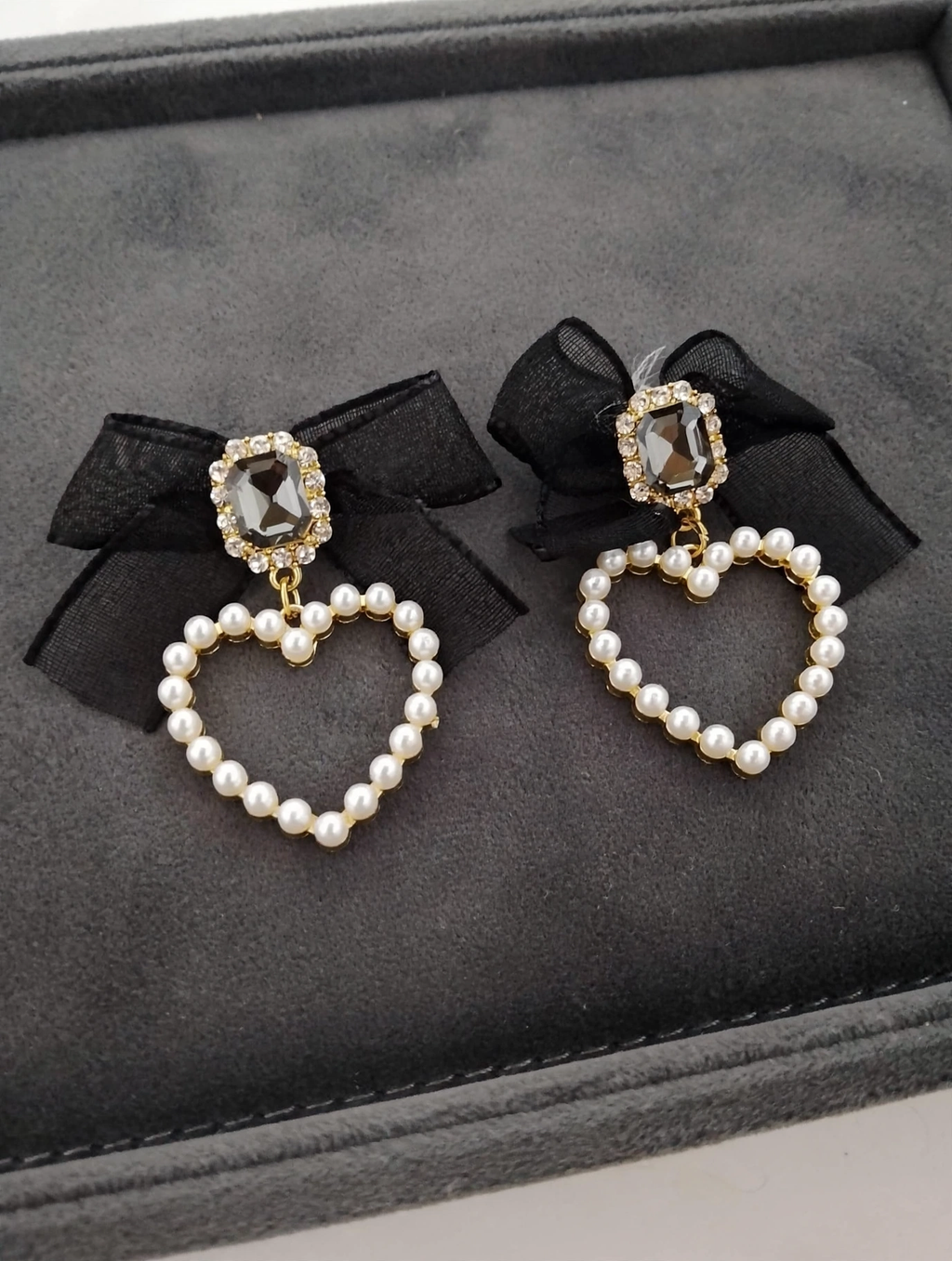 Korean-style black ribbon bow and pearl heart dangle earrings