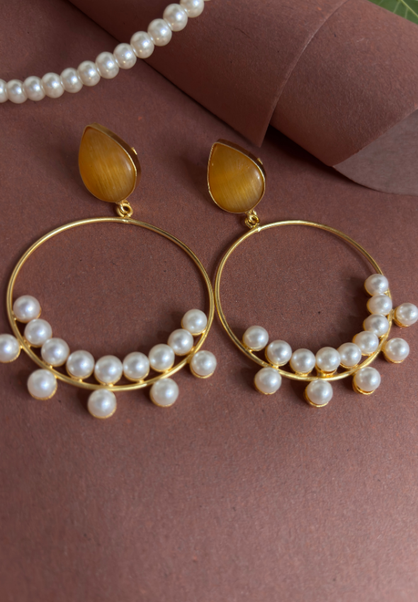 Hoop green stone and white pearl earring