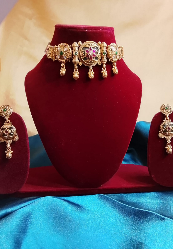 Heritage choker set in 4  strands
