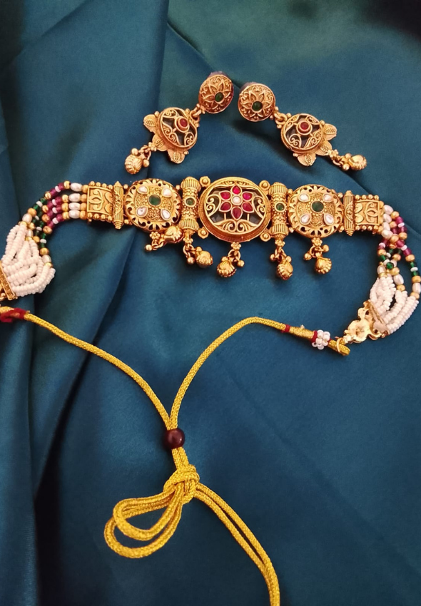 Heritage choker set in 4  strands