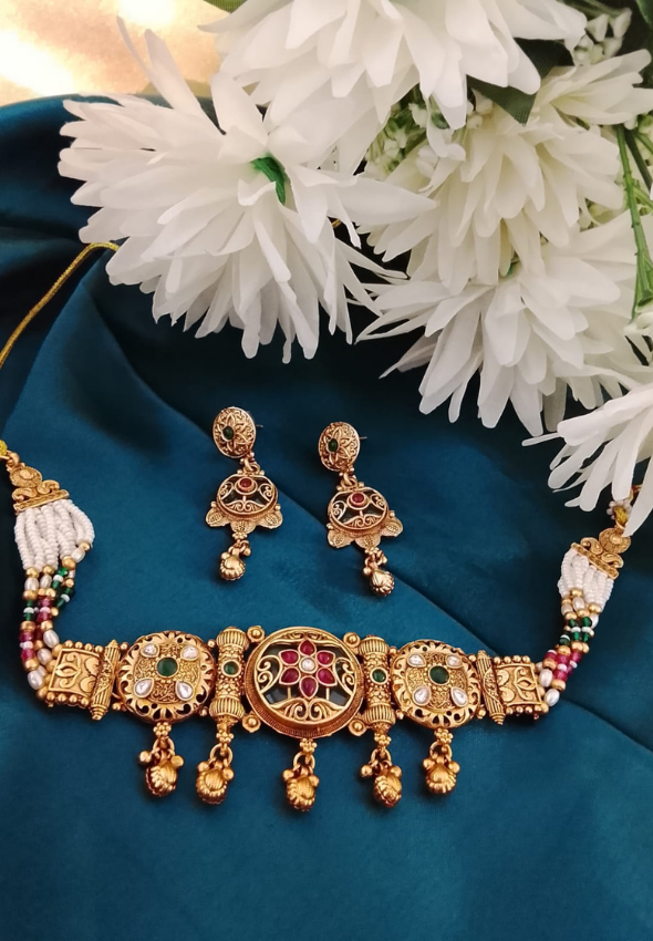 Heritage choker set in 4  strands