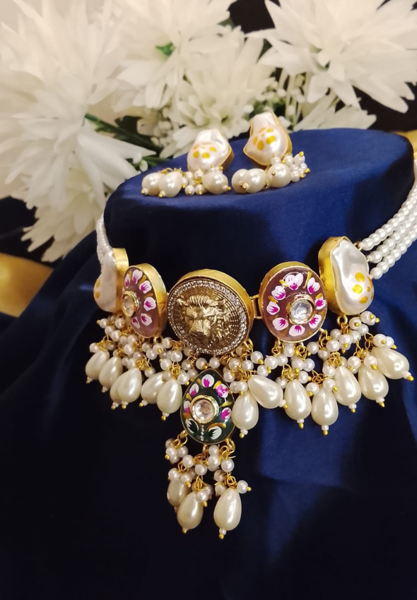 Pearl choker with Lion statement design