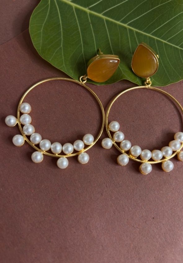 Hoop green stone and white pearl earring