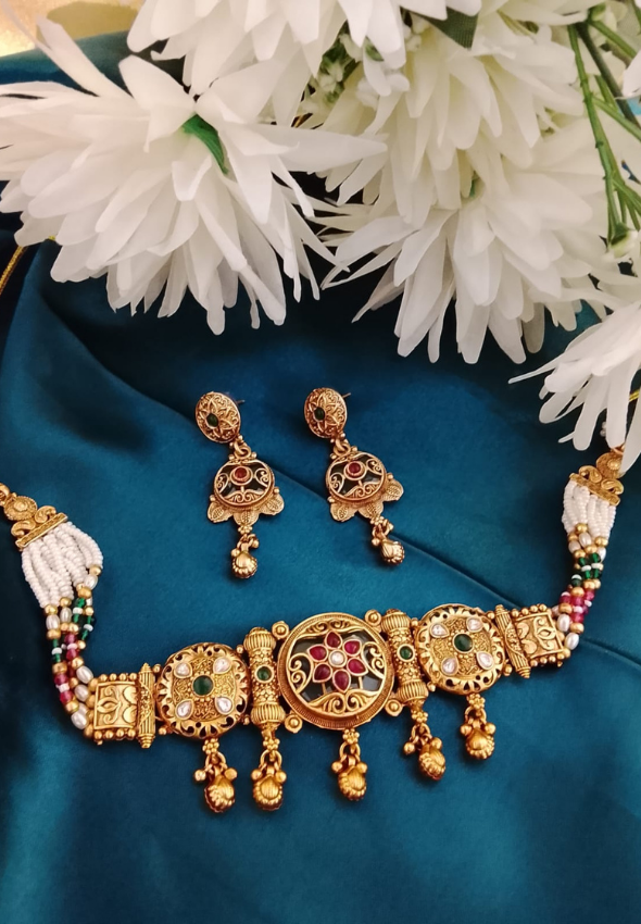 Heritage choker set in 4  strands