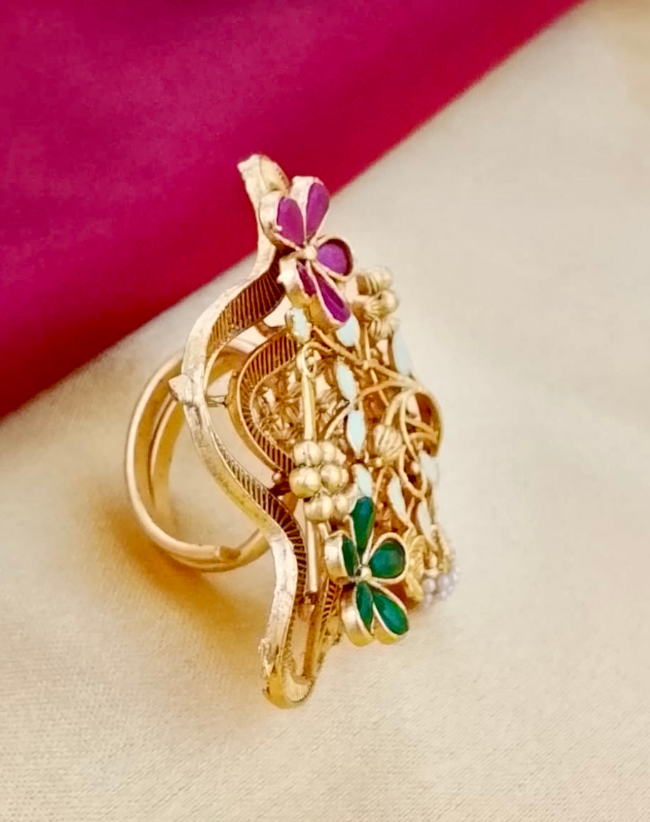 Antique gold-plated floral lattice cocktail ring